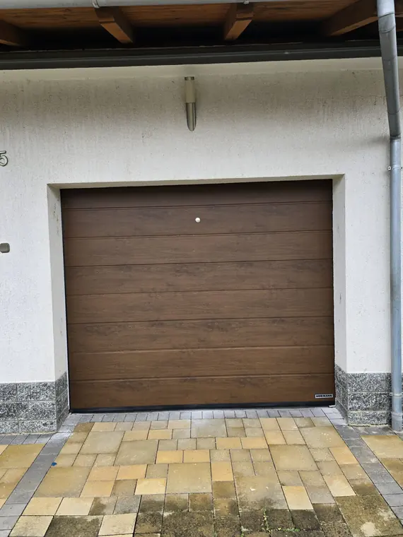 Garažna vrata u dekoru tamnog hrasta — Daruvar