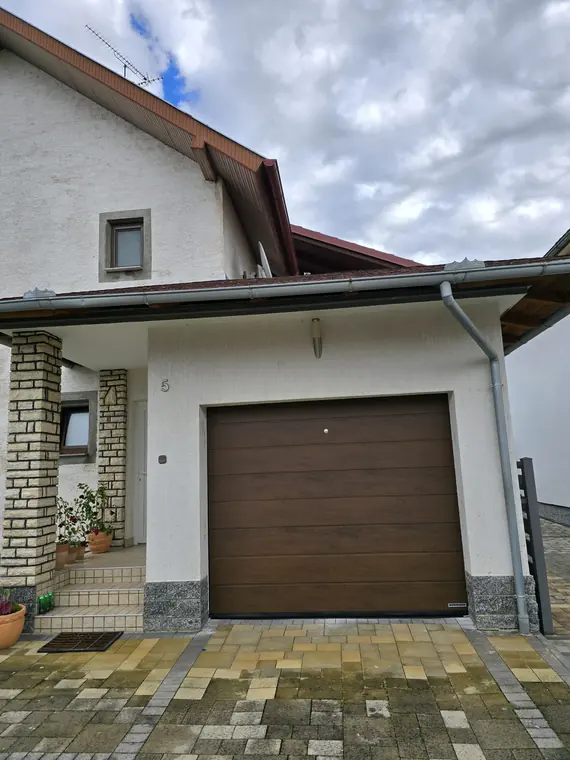 Garažna vrata u dekoru tamnog hrasta — Daruvar