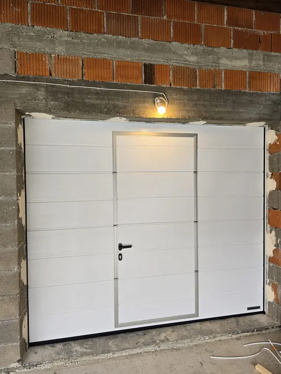Garažna vrata s pješačkim vratima u Bereku