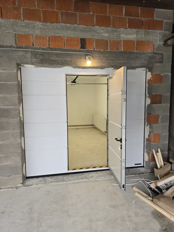 Garažna vrata s pješačkim vratima u Bereku
